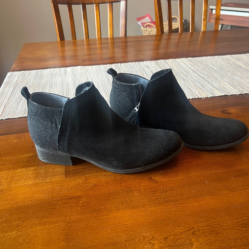 Toms Black Ankle Booties with Chelsea Style